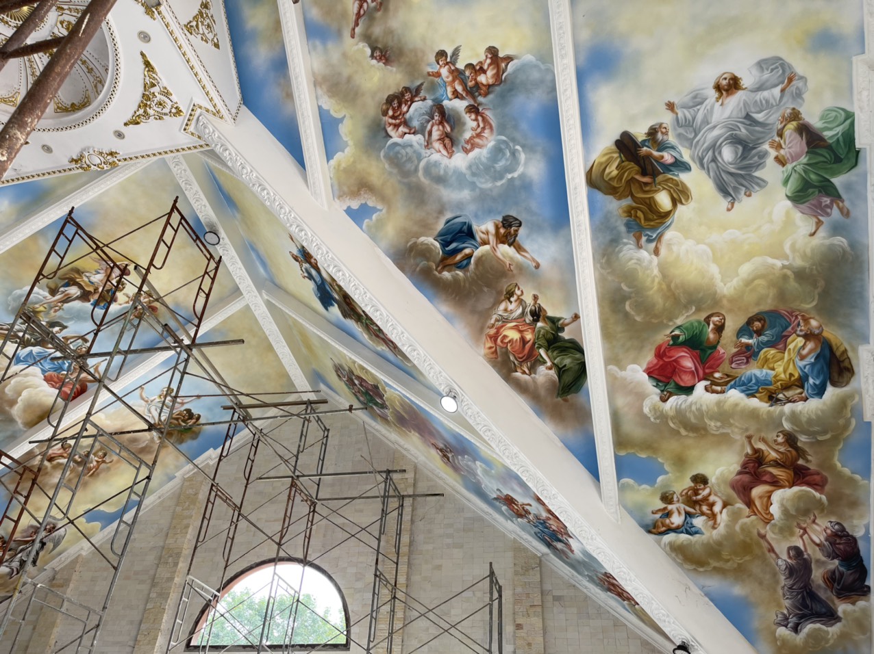 Vẽ tranh trần mây cổ điển